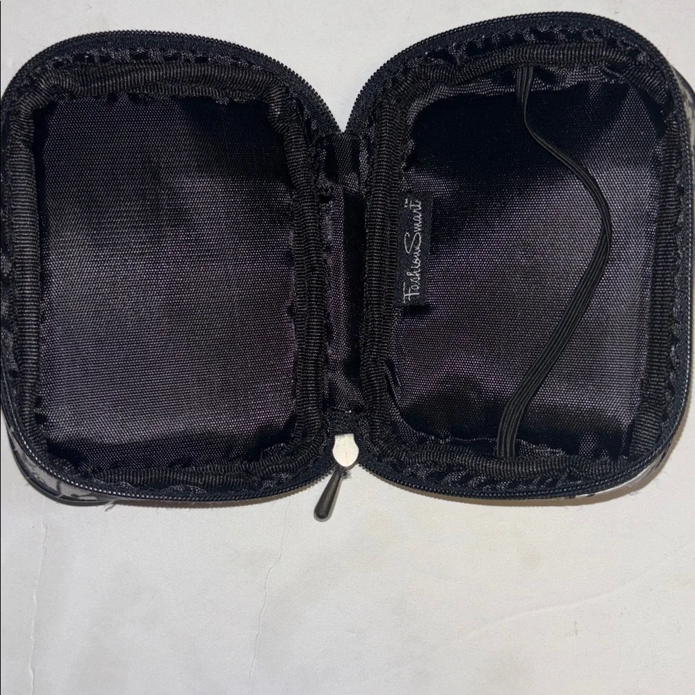 FASHION SMART BRAND SILVER AND BLACK CROWN DESIGN COIN PURSE FULL ZIP CLOSURE